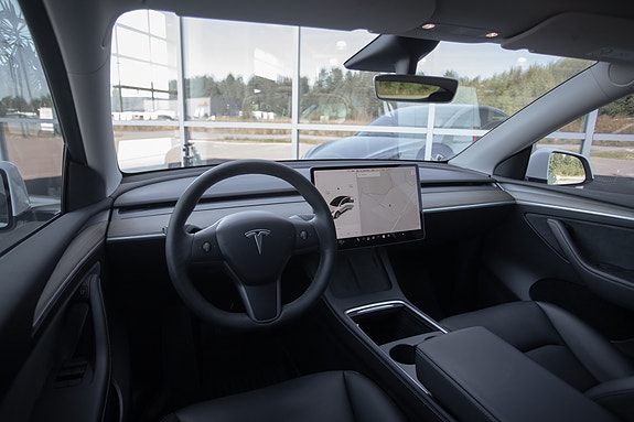 Tesla Model Y 13 of 30