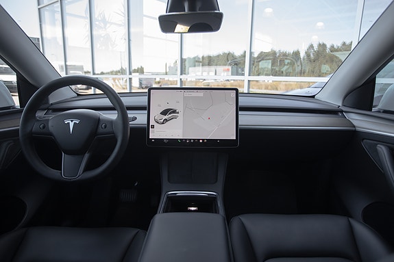 Tesla Model Y 12 of 30