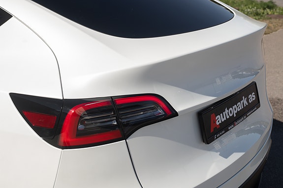 Tesla Model Y 8 of 30