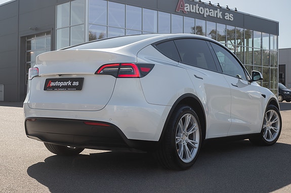 Tesla Model Y 6 of 30