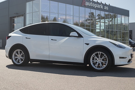 Tesla Model Y 2 of 30