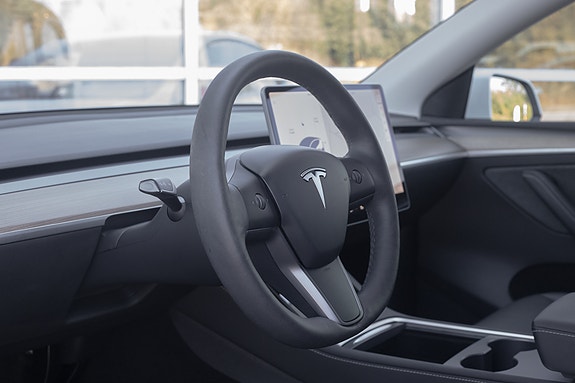 Tesla Model Y 11 of 30