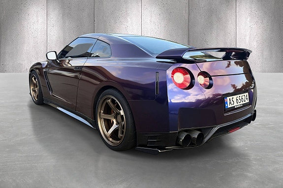 Nissan GT-R 23 of 30