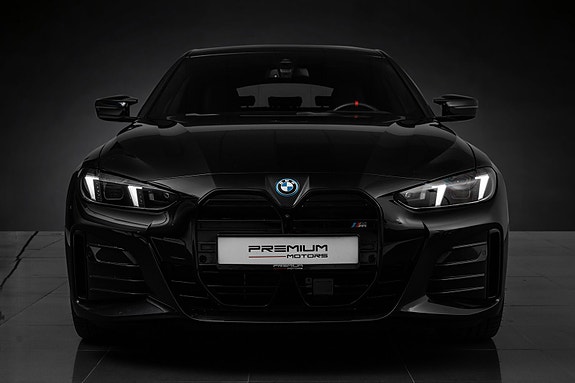 BMW i4 3 of 30