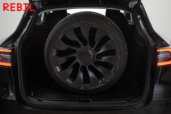 Tesla Model Y 25 of 28