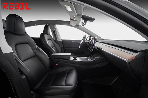 Tesla Model Y 24 of 28
