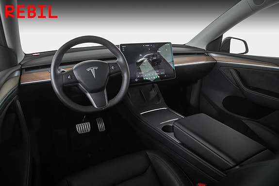 Tesla Model Y 10 of 28