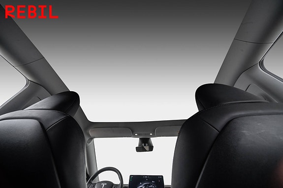 Tesla Model Y 23 of 28
