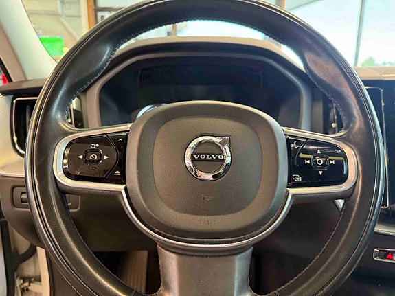 Volvo XC60 13 of 28