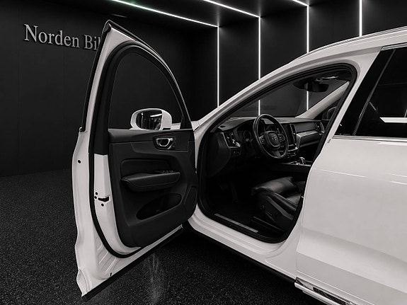 Volvo XC60 8 of 28