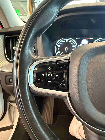 Volvo XC60 14 of 28