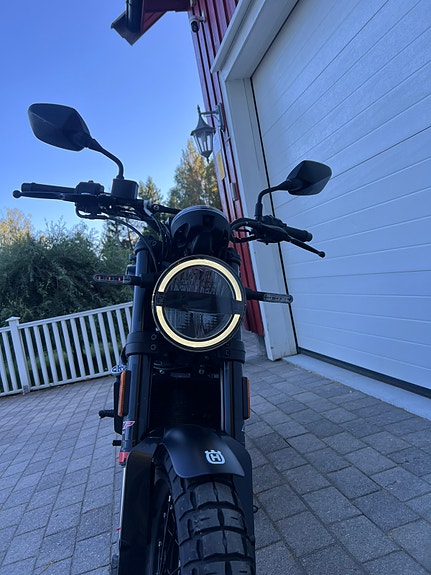 Husqvarna Svartpilen 125 3 of 8