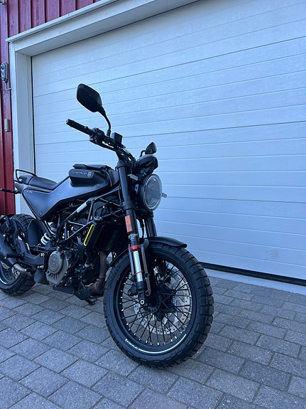 Husqvarna Svartpilen 125 2 of 8