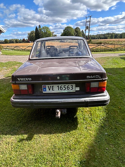 Volvo 240 3 of 12