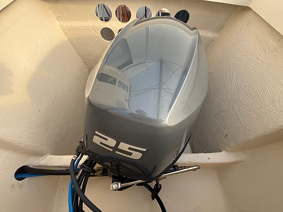 Carisma 570 Sloep m/Yamaha 25 hk og stor solseng. Kun 15 timer. Alt nytt i 2024! 14 of 30