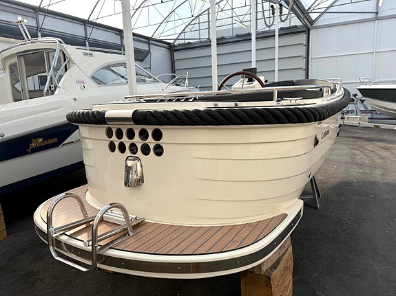 Carisma 570 Sloep m/Yamaha 25 hk og stor solseng. Kun 15 timer. Alt nytt i 2024! 6 of 30