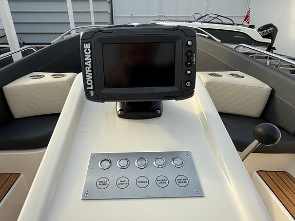 Carisma 570 Sloep m/Yamaha 25 hk og stor solseng. Kun 15 timer. Alt nytt i 2024! 27 of 30
