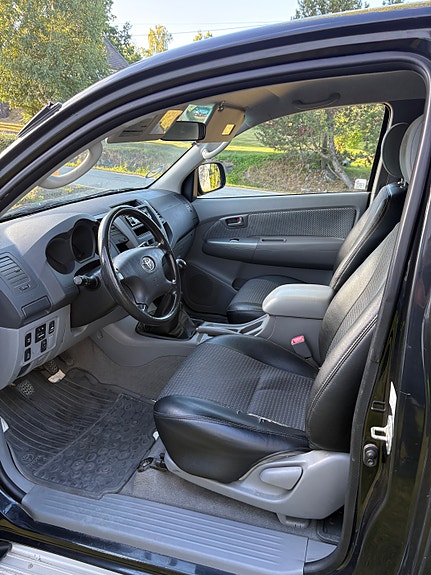 Toyota HiLux 9 of 14