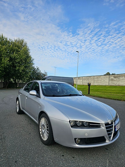 Alfa Romeo 159 3 of 13