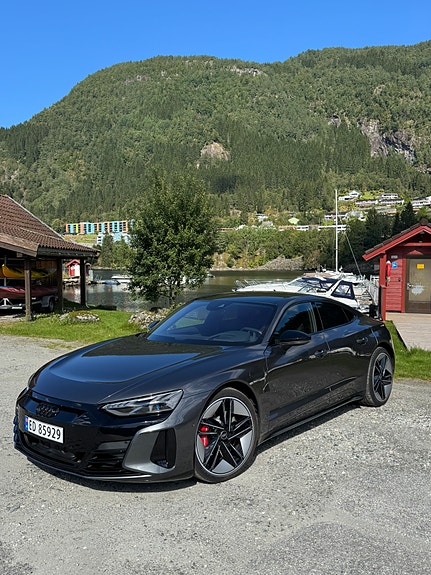 Audi e-tron GT 15 of 30