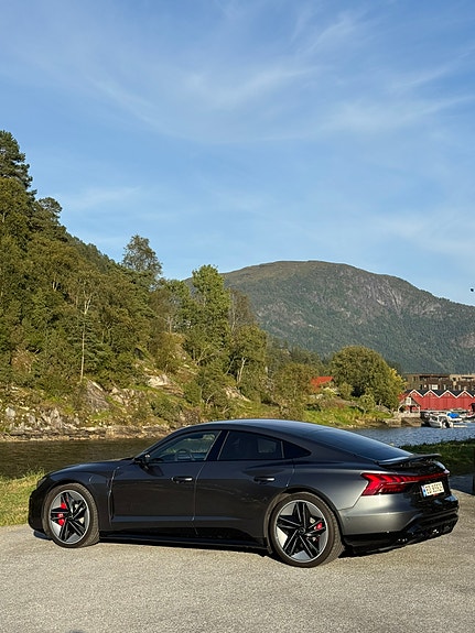Audi e-tron GT 10 of 30