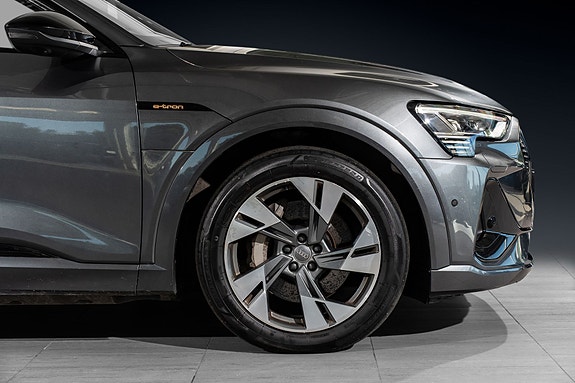 Audi e-tron 9 of 29