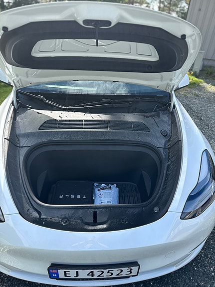 Tesla Model Y 7 of 14
