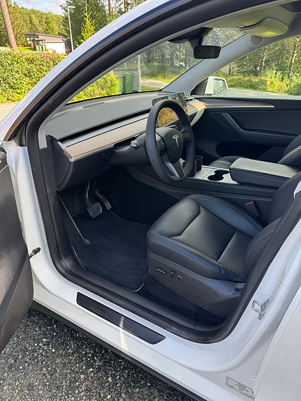 Tesla Model Y 11 of 14