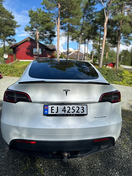 Tesla Model Y 5 of 14