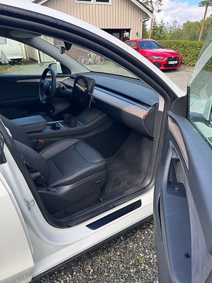 Tesla Model Y 8 of 14