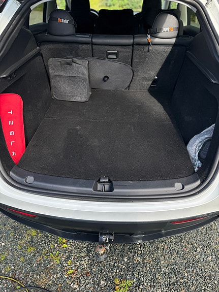 Tesla Model Y 9 of 14