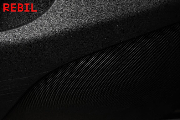 Tesla Model Y 20 of 27