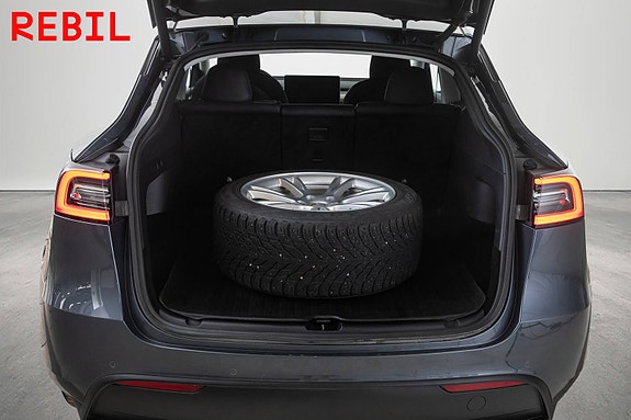 Tesla Model Y 24 of 27