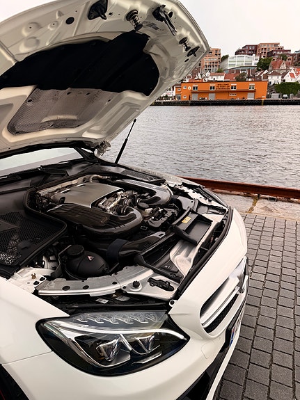 Mercedes-Benz C63 11 of 17