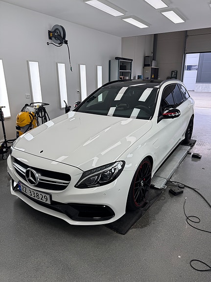 Mercedes-Benz C63 10 of 17