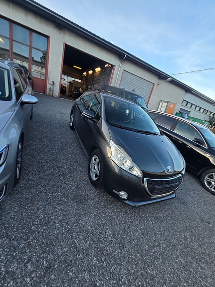 Peugeot 208 2 of 17