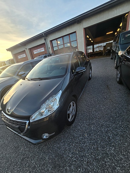 Peugeot 208 3 of 17
