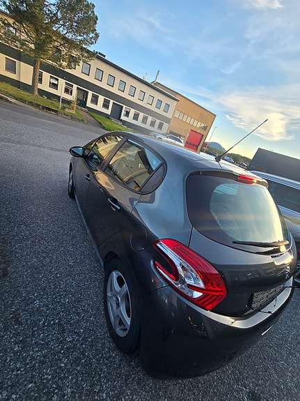 Peugeot 208 5 of 17