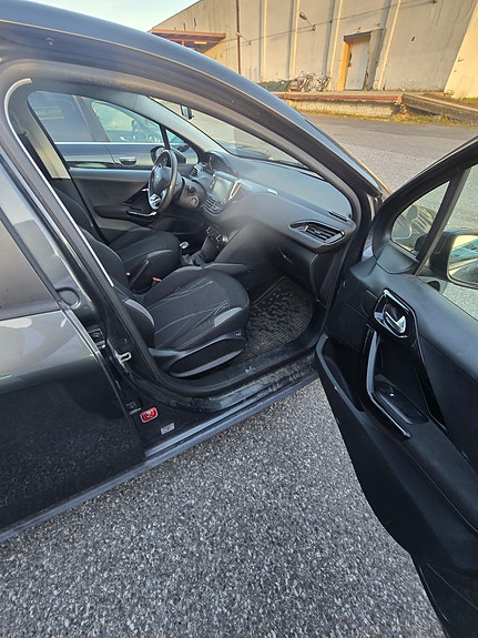 Peugeot 208 8 of 17
