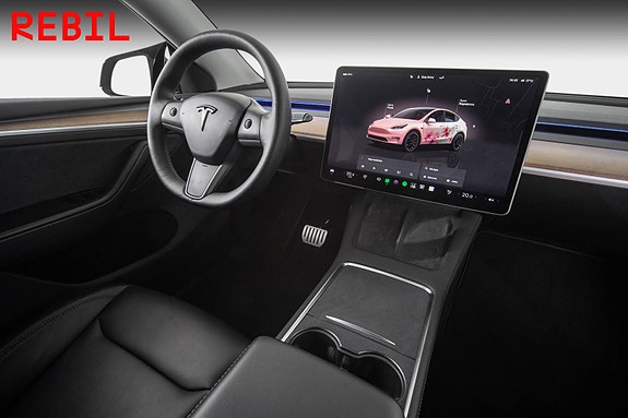 Tesla Model Y 14 of 28