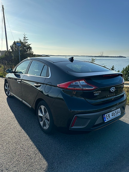 Hyundai IONIQ 2 of 30