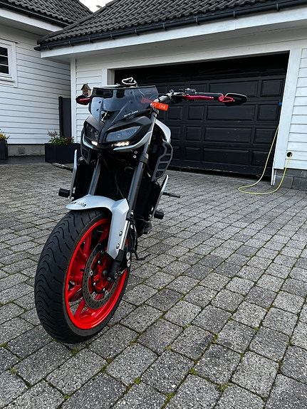 Yamaha MT-09 4 of 8