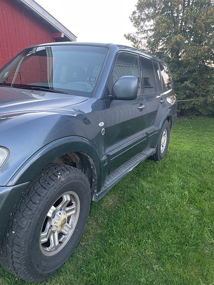 Mitsubishi Pajero 2 of 8
