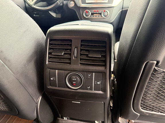 Mercedes-Benz ML350 26 of 30