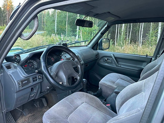 Mitsubishi Pajero 12 of 17