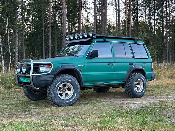 Mitsubishi Pajero 2 of 17