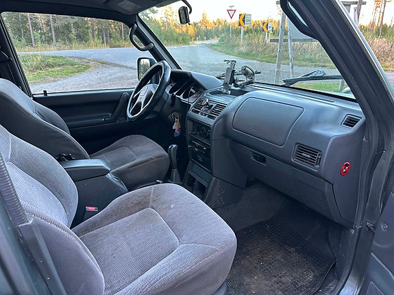 Mitsubishi Pajero 13 of 17