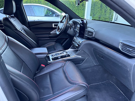 Ford Explorer 12 of 19