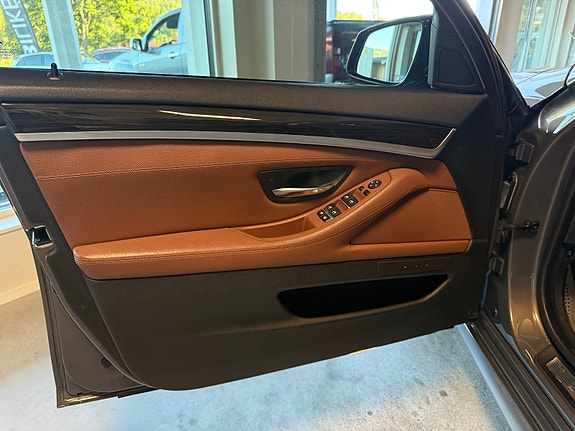 BMW 550i 13 of 30