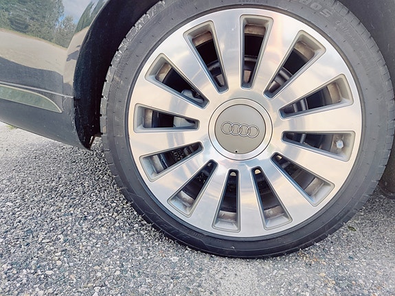 Audi A8 25 of 27
